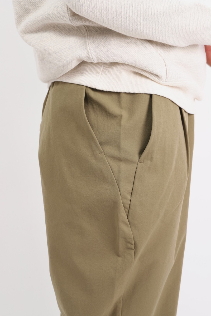 One tuck tapered stretch pants Olive