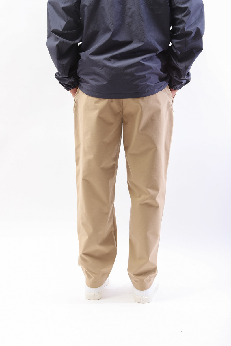 One tuck tapered stretch pants Clay beige
