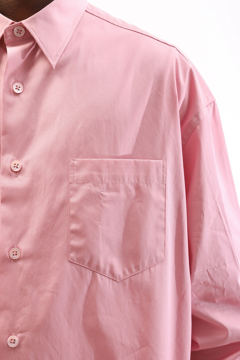 Chemise avec étiquette ami en Satin pink