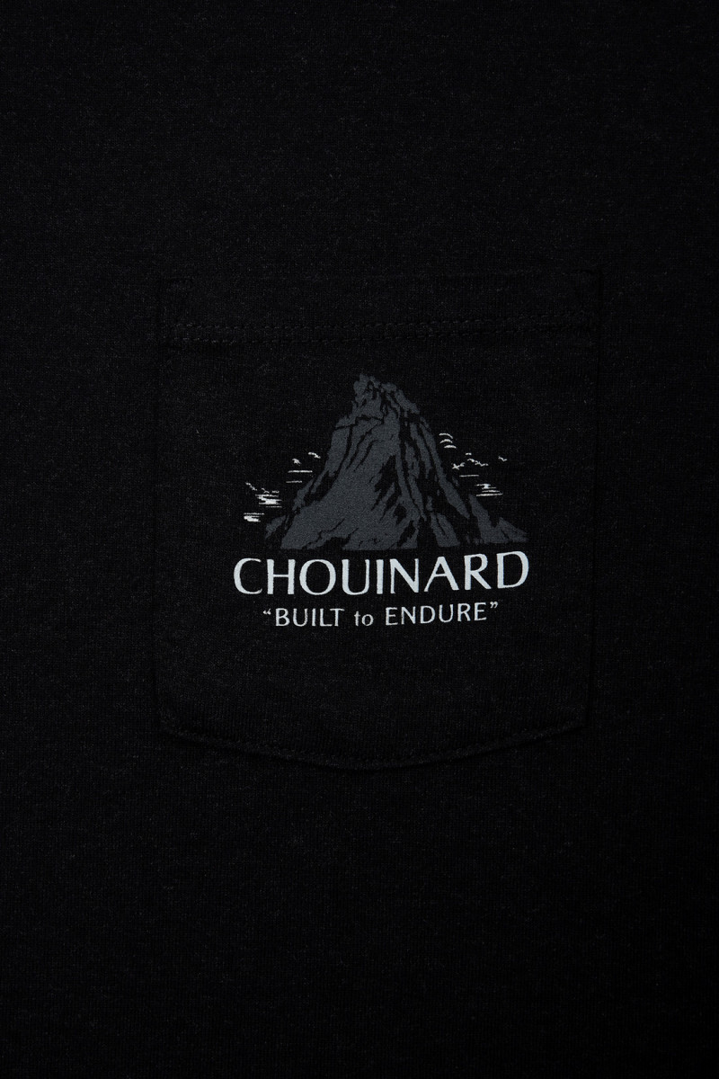 M's chouinard crest pocket tee Ink black